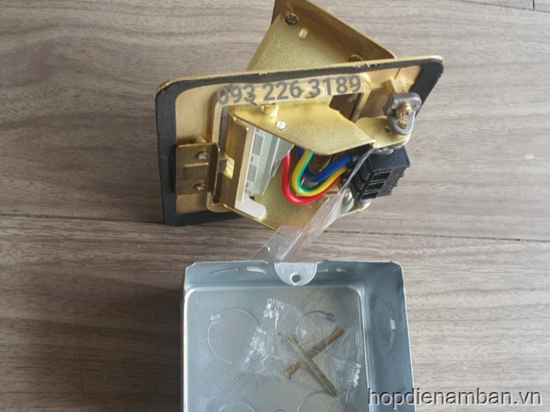 Ổ cắm điện âm sàn màu vàng